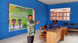 Kepala Dinas Pertanian Kabupaten Deiyai Aleks Pigai, M.Pd menyampaikan sambutan dalam kegiatan sosialisasi perundang-undangan pembentukan kelompok Tani di SMA Negeri 1 Deiyai, Kamis (27/11/2025).