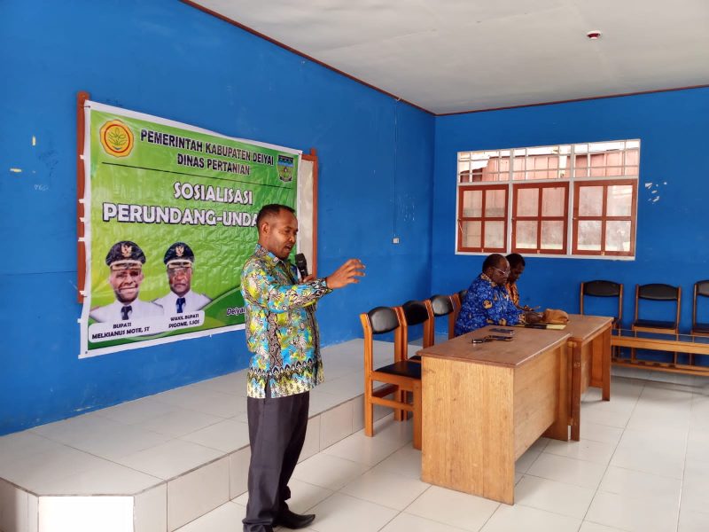 Kepala Dinas Pertanian Kabupaten Deiyai Aleks Pigai, M.Pd menyampaikan sambutan dalam kegiatan sosialisasi perundang-undangan pembentukan kelompok Tani di SMA Negeri 1 Deiyai, Kamis (27/11/2025).