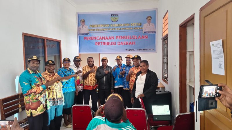 Foto bersama usai acara pembukaan sosialisasi perencanaan Pengelolaan retribusi daerah di Ruang kantor Pajak dan Retribusi daerah pada Kamis, 27/11/2025. 