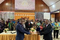 Ketua Kordinator KINGMI Deiyai saat menyerahkan SK dan mengutus Panitia Natal Pemda di Ruang Ibadah KINGMI Antiokhia Waghete, 27/11/2025. 