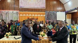 Ketua Kordinator KINGMI Deiyai saat menyerahkan SK dan mengutus Panitia Natal Pemda di Ruang Ibadah KINGMI Antiokhia Waghete, 27/11/2025. 