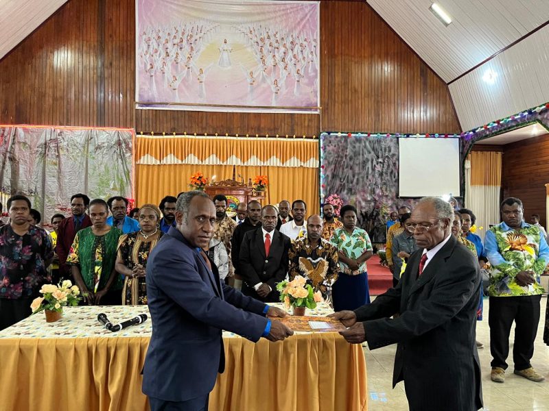 Ketua Kordinator KINGMI Deiyai saat menyerahkan SK dan mengutus Panitia Natal Pemda di Ruang Ibadah KINGMI Antiokhia Waghete, 27/11/2025. 