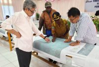 Tim BIG jakarta saat melakukan pemeriksaan peta wilayah Desa atau Kampung di Kabupaten Deiyai. 