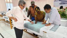 Tim BIG jakarta saat melakukan pemeriksaan peta wilayah Desa atau Kampung di Kabupaten Deiyai. 