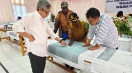 Tim BIG jakarta saat melakukan pemeriksaan peta wilayah Desa atau Kampung di Kabupaten Deiyai. 