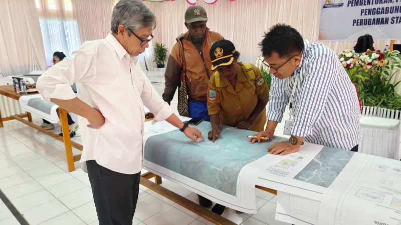 Tim BIG jakarta saat melakukan pemeriksaan peta wilayah Desa atau Kampung di Kabupaten Deiyai. 