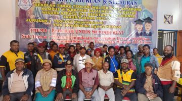 Pengurus Kordinator, klasis dan Organisasi sayap usai menyampaikan pernyataan sikap bersama di Kantor Kordinator Kingmi Deiyai Papua Tengah pada Sabtu, 29/11/2025.