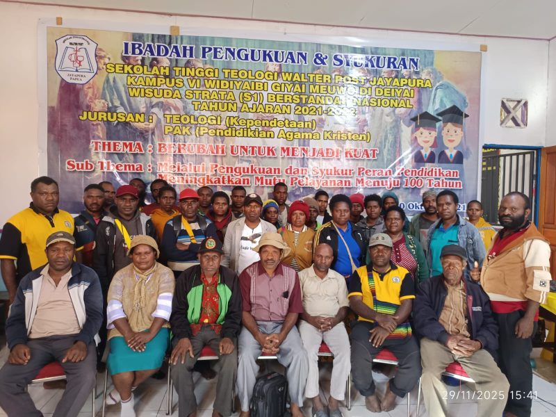 Pengurus Kordinator, klasis dan Organisasi sayap usai menyampaikan pernyataan sikap bersama di Kantor Kordinator Kingmi Deiyai Papua Tengah pada Sabtu, 29/11/2025.