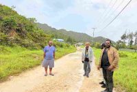 Bupati Deiyai, Melkianus Mote (tengah), didampingi tim Dinas PU saat mengecek kondisi fisik jalan Gakokebo–Dedoutei, Sabtu (20/12).