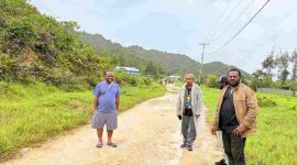 Bupati Deiyai, Melkianus Mote (tengah), didampingi tim Dinas PU saat mengecek kondisi fisik jalan Gakokebo–Dedoutei, Sabtu (20/12).