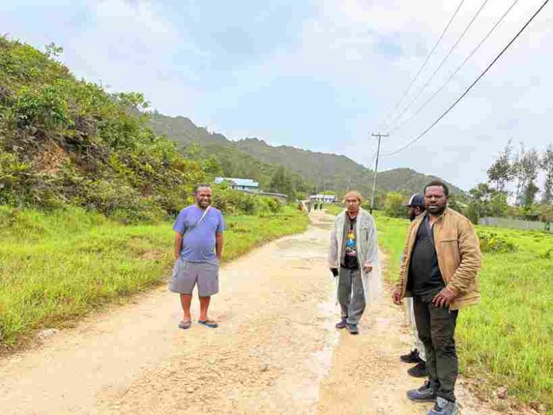 Bupati Deiyai, Melkianus Mote (tengah), didampingi tim Dinas PU saat mengecek kondisi fisik jalan Gakokebo–Dedoutei, Sabtu (20/12).