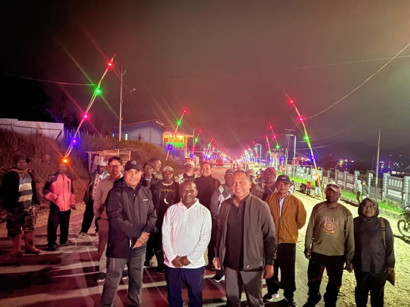 Bupati Melkianus Mote bersama Kapolres, Dandim, sejumlah kepala OPD, dan masyarakat sekitar. 