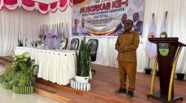 Bupati Deiyai, Melkianus Mote, S.T., saat membuka Musorkab KONI Ke-1 Deiyai.