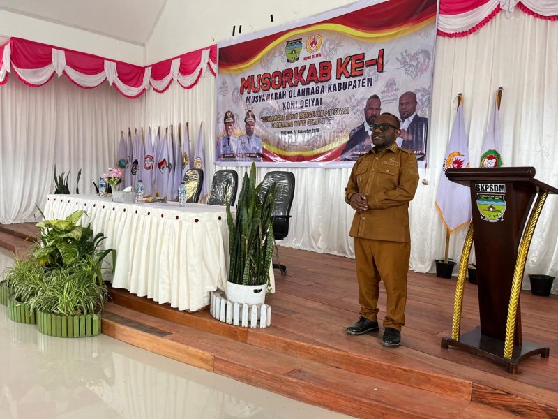 Bupati Deiyai, Melkianus Mote, S.T., saat membuka Musorkab KONI Ke-1 Deiyai.