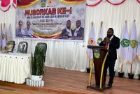 Yosua Tipagau saat menyampaikan sambutan dalam Musorkab KONI Deiyai ke-I pada Selasa, 2/12/2025. 