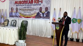 Yosua Tipagau saat menyampaikan sambutan dalam Musorkab KONI Deiyai ke-I pada Selasa, 2/12/2025. 