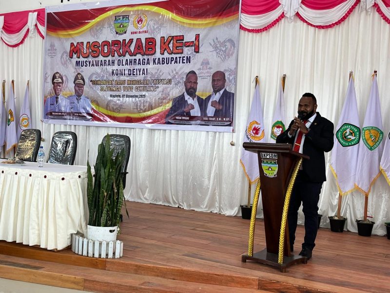 Yosua Tipagau saat menyampaikan sambutan dalam Musorkab KONI Deiyai ke-I pada Selasa, 2/12/2025. 