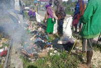 Ratusan jemaat dari enam Klasis Gereja Kingmi Koordinator Deiyai kompak membersihkan sampah dan rumput di Waghete.