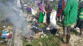 Ratusan jemaat dari enam Klasis Gereja Kingmi Koordinator Deiyai kompak membersihkan sampah dan rumput di Waghete.