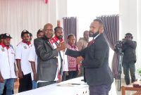 Mikael Pekei Ketua KONI Deiyai didampingi pengurus saat dilantik oleh Yosua Tipagau Ketua KONI Provinsi Papua Tengah di Aula BKPSDM pada selasa, 2/12/1025. 