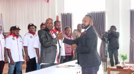 Mikael Pekei Ketua KONI Deiyai didampingi pengurus saat dilantik oleh Yosua Tipagau Ketua KONI Provinsi Papua Tengah di Aula BKPSDM pada selasa, 2/12/1025. 