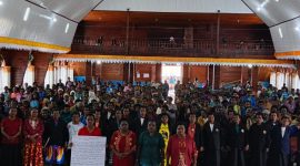 Pelayanan Perempuan Kingmi Koordinator Deiyai menyampaikan pernyataan sikap di hadapan publik, menyerukan keadilan bagi Gembala Neles Peuki dan mendesak penyelesaian sengketa tanah adat di Kapiraya, Mimika. Mereka berdiri teguh demi hak hidup dan hak ulayat anak-anak Papua.