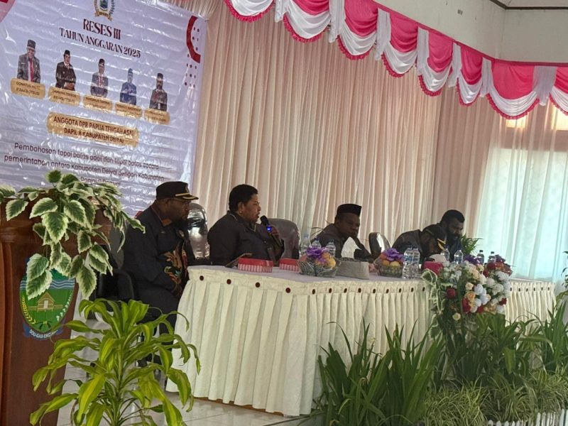 Kelima DPR PT saat menerima aspirasi masyarakat di Aula Sekwan DPRD Kabupaten Deiyai, 2/11/2025. 