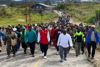 Bupati Deiyai, Bapak Melkianus Mote, S.T., bersama ratusan ASN, TNI, dan Polri memimpin Jalan Santai Gabungan mengelilingi Kota Waghete, Jumat (5/12/2025).