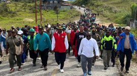 Bupati Deiyai, Bapak Melkianus Mote, S.T., bersama ratusan ASN, TNI, dan Polri memimpin Jalan Santai Gabungan mengelilingi Kota Waghete, Jumat (5/12/2025).