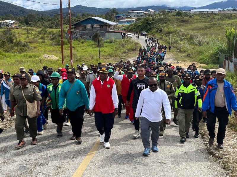 Bupati Deiyai, Bapak Melkianus Mote, S.T., bersama ratusan ASN, TNI, dan Polri memimpin Jalan Santai Gabungan mengelilingi Kota Waghete, Jumat (5/12/2025).
