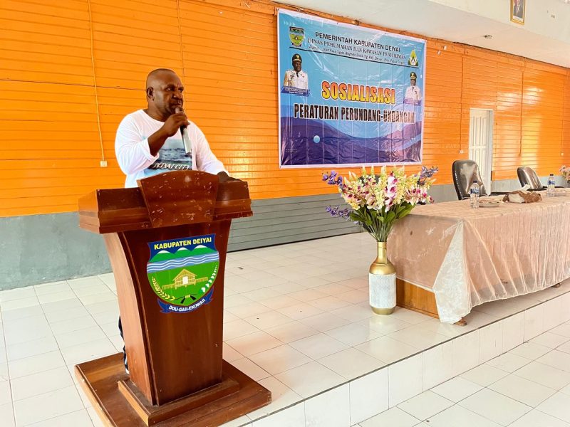 Asisten I Bidang Pemerintahan saat membuka Sosialisasi Peraturan Perundang-undangan di Setwan Deiyai (5/12).