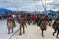 ASN dan masyarakat Deiyai bersatu dalam pawai Wiyani, tradisi adat suku Mee, menyambut Natal dengan sukacita.
