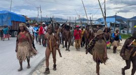 ASN dan masyarakat Deiyai bersatu dalam pawai Wiyani, tradisi adat suku Mee, menyambut Natal dengan sukacita.