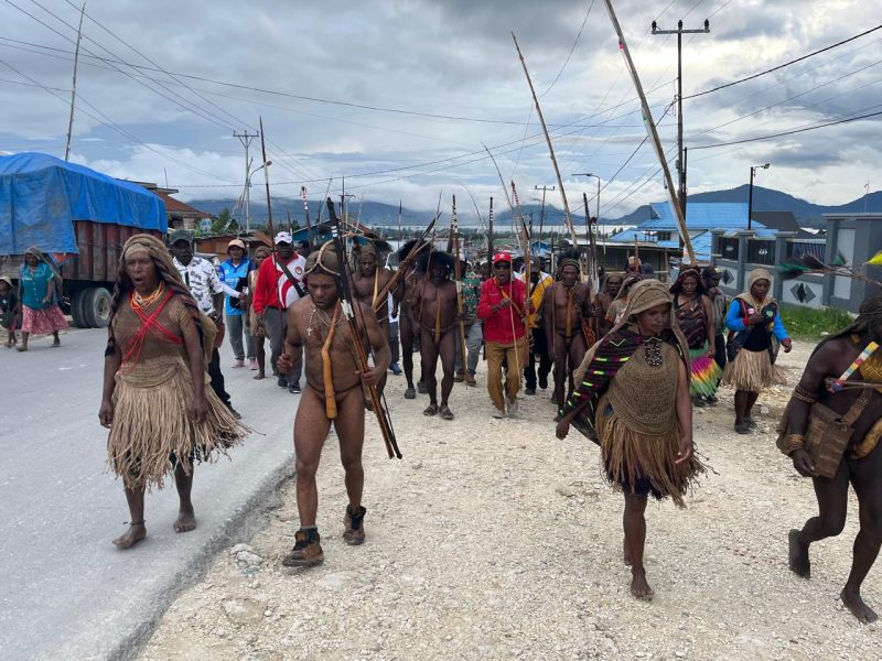 ASN dan masyarakat Deiyai bersatu dalam pawai Wiyani, tradisi adat suku Mee, menyambut Natal dengan sukacita.