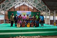 Foto bersama Ketiga juri dan salah satu Grup Musik yang meraih juara. 