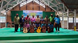 Foto bersama Ketiga juri dan salah satu Grup Musik yang meraih juara. 