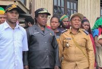 Kepala Distrik Kapiraya, Akuliana Badokapa (tengah), bersama tim medis dan perwakilan DPRK, mendampingi 75 warga dari Kampung Mogodagi dan Yamouwitina yang dievakuasi ke Timika, Jumat (5/12).
