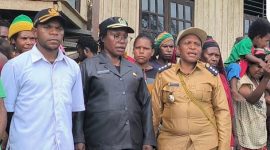 Kepala Distrik Kapiraya, Akuliana Badokapa (tengah), bersama tim medis dan perwakilan DPRK, mendampingi 75 warga dari Kampung Mogodagi dan Yamouwitina yang dievakuasi ke Timika, Jumat (5/12).