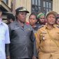 Kepala Distrik Kapiraya, Akuliana Badokapa (tengah), bersama tim medis dan perwakilan DPRK, mendampingi 75 warga dari Kampung Mogodagi dan Yamouwitina yang dievakuasi ke Timika, Jumat (5/12).