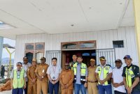 Bupati Deiyai, Melkianus Mote, S.T., (tengah) menyambut Tim Lion Air Group saat survei fasilitas di Bandara Waghete, Senin (8/12/2025).