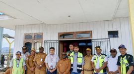 Bupati Deiyai, Melkianus Mote, S.T., (tengah) menyambut Tim Lion Air Group saat survei fasilitas di Bandara Waghete, Senin (8/12/2025).