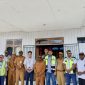 Bupati Deiyai, Melkianus Mote, S.T., (tengah) menyambut Tim Lion Air Group saat survei fasilitas di Bandara Waghete, Senin (8/12/2025).