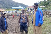 Kepala Dinas Perikanan Marius Pakage meninjau proses pembersihan kolam di BBI Edagotadi, yang menjadi langkah awal dalam revitalisasi aset dan mempersiapkan pusat benih ikan lokal untuk masyarakat Deiyai.