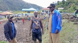 Kepala Dinas Perikanan Marius Pakage meninjau proses pembersihan kolam di BBI Edagotadi, yang menjadi langkah awal dalam revitalisasi aset dan mempersiapkan pusat benih ikan lokal untuk masyarakat Deiyai.
