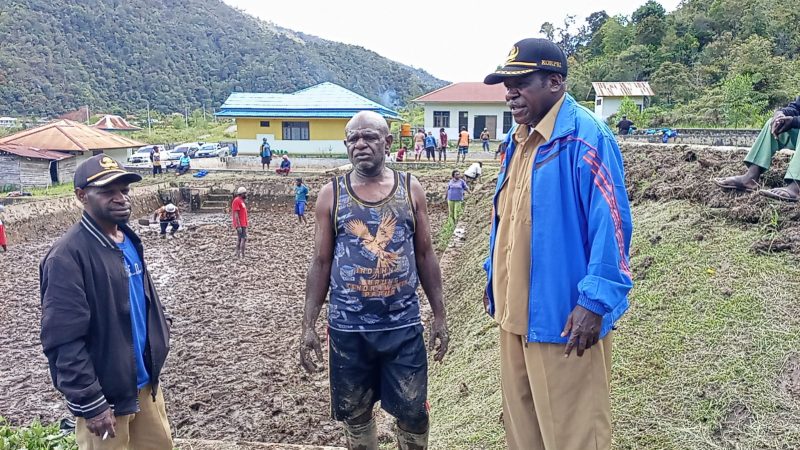 Kepala Dinas Perikanan Marius Pakage meninjau proses pembersihan kolam di BBI Edagotadi, yang menjadi langkah awal dalam revitalisasi aset dan mempersiapkan pusat benih ikan lokal untuk masyarakat Deiyai.
