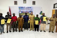 Bupati Melkianus Mote bertemu dengan 11 pengurus Parpol, menekankan pentingnya kolaborasi Pemda dan partai politik. Acara diakhiri dengan penyerahan SKT sebagai simbol komitmen bersama untuk mewujudkan kemajuan Kabupaten Deiyai.