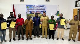 Bupati Melkianus Mote bertemu dengan 11 pengurus Parpol, menekankan pentingnya kolaborasi Pemda dan partai politik. Acara diakhiri dengan penyerahan SKT sebagai simbol komitmen bersama untuk mewujudkan kemajuan Kabupaten Deiyai.