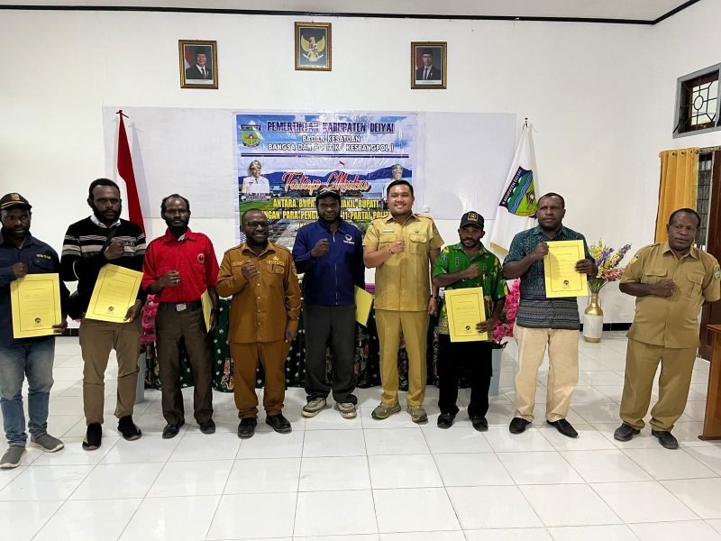 Bupati Melkianus Mote bertemu dengan 11 pengurus Parpol, menekankan pentingnya kolaborasi Pemda dan partai politik. Acara diakhiri dengan penyerahan SKT sebagai simbol komitmen bersama untuk mewujudkan kemajuan Kabupaten Deiyai.