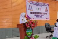 Staf Ahli Bidang Pemerintahan Kabupaten Deiyai, Ibu Suyatmi, (tengah) didampingi Kepala Dinas DP3AKB Robby Bobii dan Ketua TP PKK Fransina Rumbiak Mote, S.KM., saat membuka Rapat Koordinasi Tim Percepatan Penurunan Stunting (TPPS) di Aula Sekwan Deiyai (10/12/2025). 