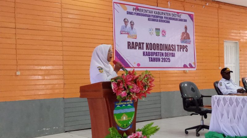 Staf Ahli Bidang Pemerintahan Kabupaten Deiyai, Ibu Suyatmi, (tengah) didampingi Kepala Dinas DP3AKB Robby Bobii dan Ketua TP PKK Fransina Rumbiak Mote, S.KM., saat membuka Rapat Koordinasi Tim Percepatan Penurunan Stunting (TPPS) di Aula Sekwan Deiyai (10/12/2025). 